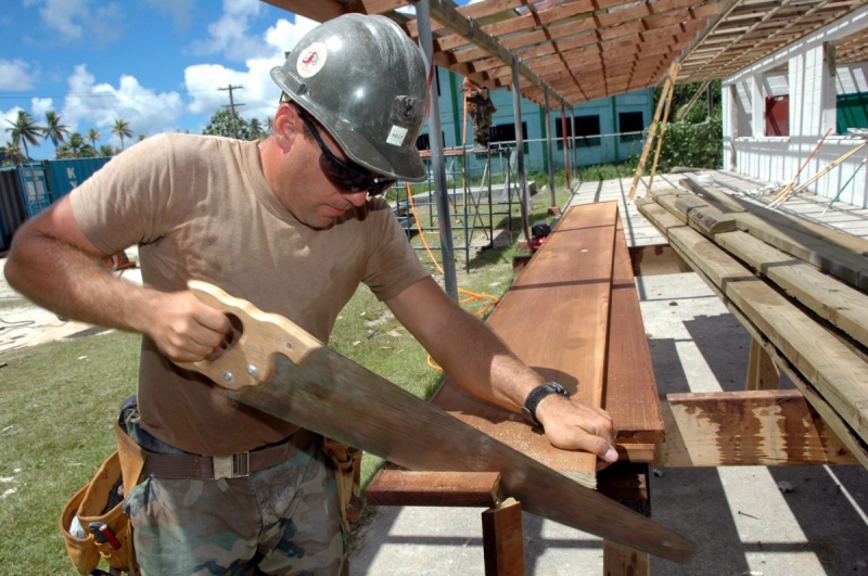 charpentier-LA VERDIERE-min_worker_construction_building_carpenter_male_job_build_helmet-893290